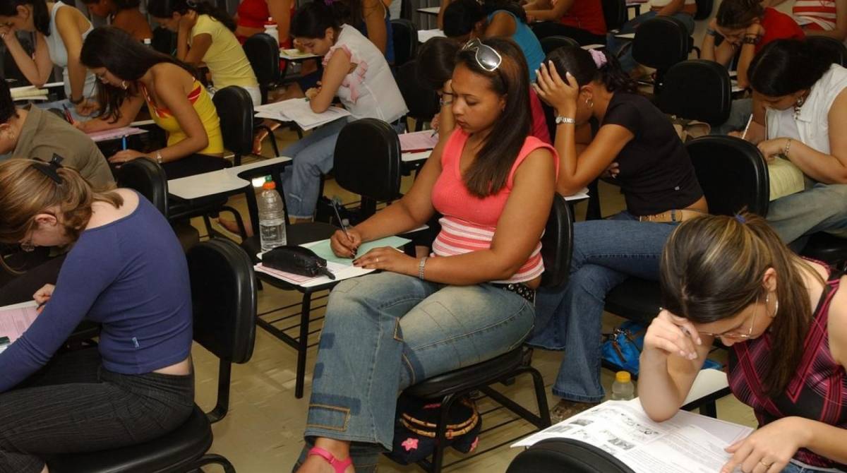 ProUni oferta bolsas de estudo integrais ou de 50% a estudantes de cursos de gradua&ccedil;&atilde;o e de cursos sequenciais de forma&ccedil;&atilde;o espec&iacute;fica, em institui&ccedil;&otilde;es privadas de educa&ccedil;&atilde;o superior
