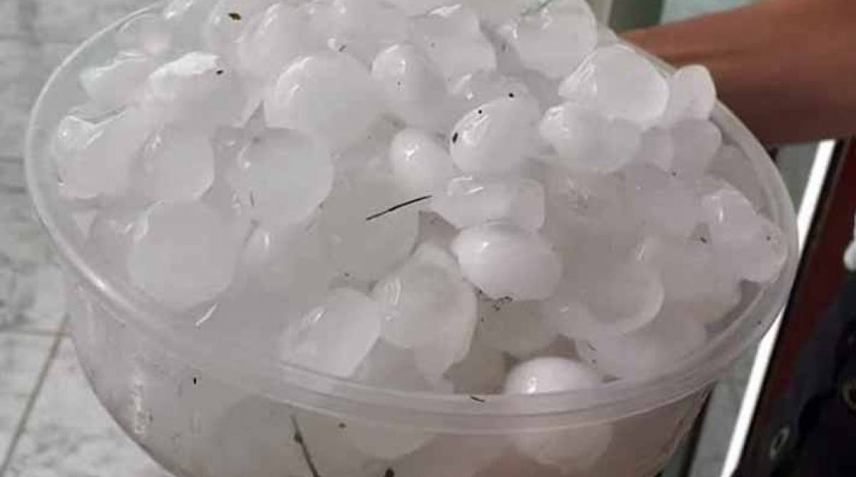 Pedras de gelo causaram estragos em resid&ecirc;ncias - WhatsApp O DIA (21-98762-8248)