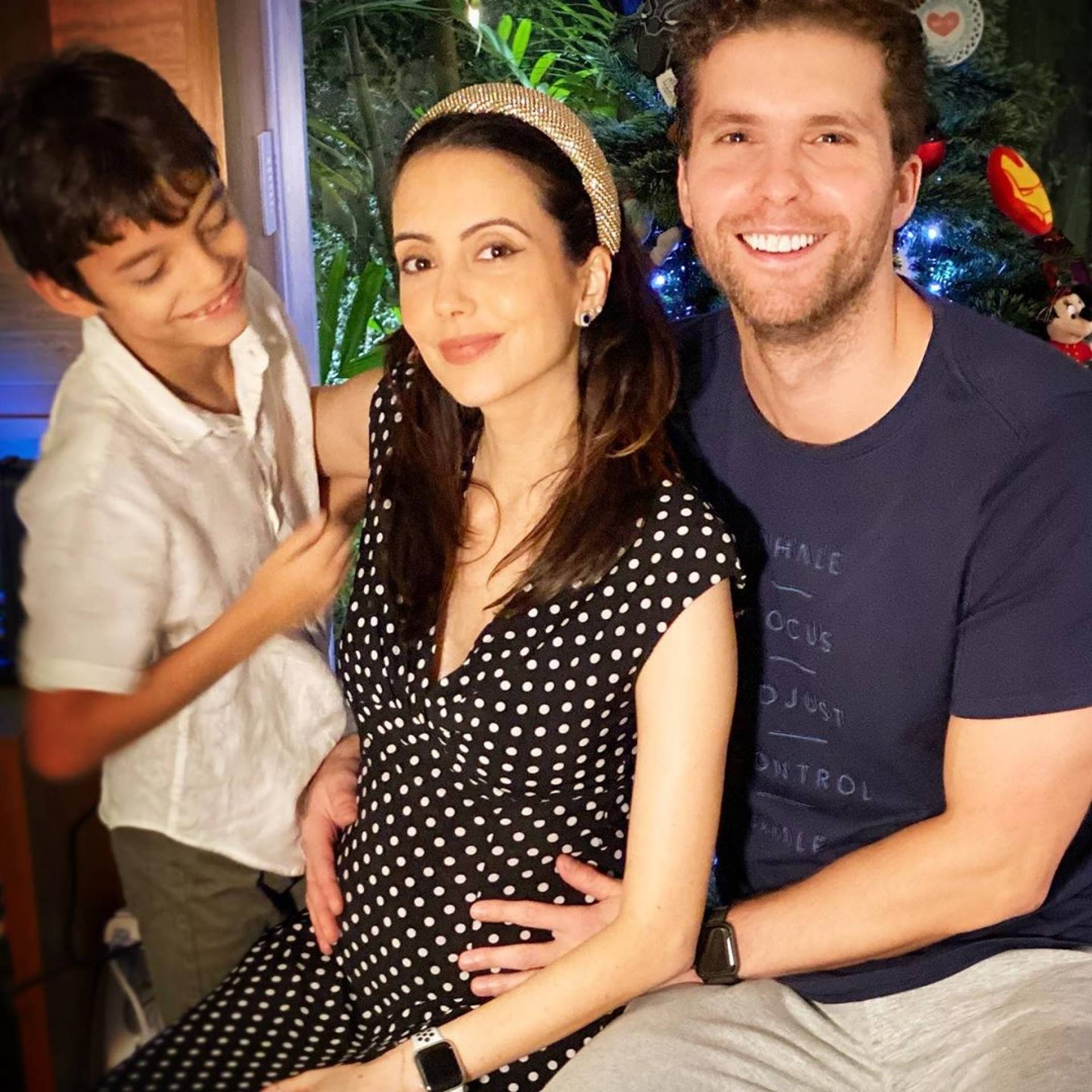 Thiago Fragoso posa com a mulher e o filho - Reprodução de Instagram