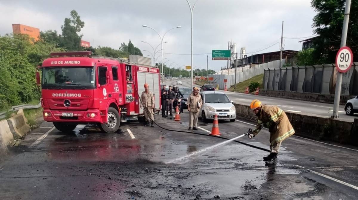 Bombeiros atuaram no local e não houve feridos - Divulgação Centro de Operações Rio