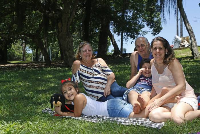 Maria Luiza (de blusa listrada) com a família na Quinta da Boa Vista. A comerciante conta que a manhã de sol inspirou um piquenique
no parque
