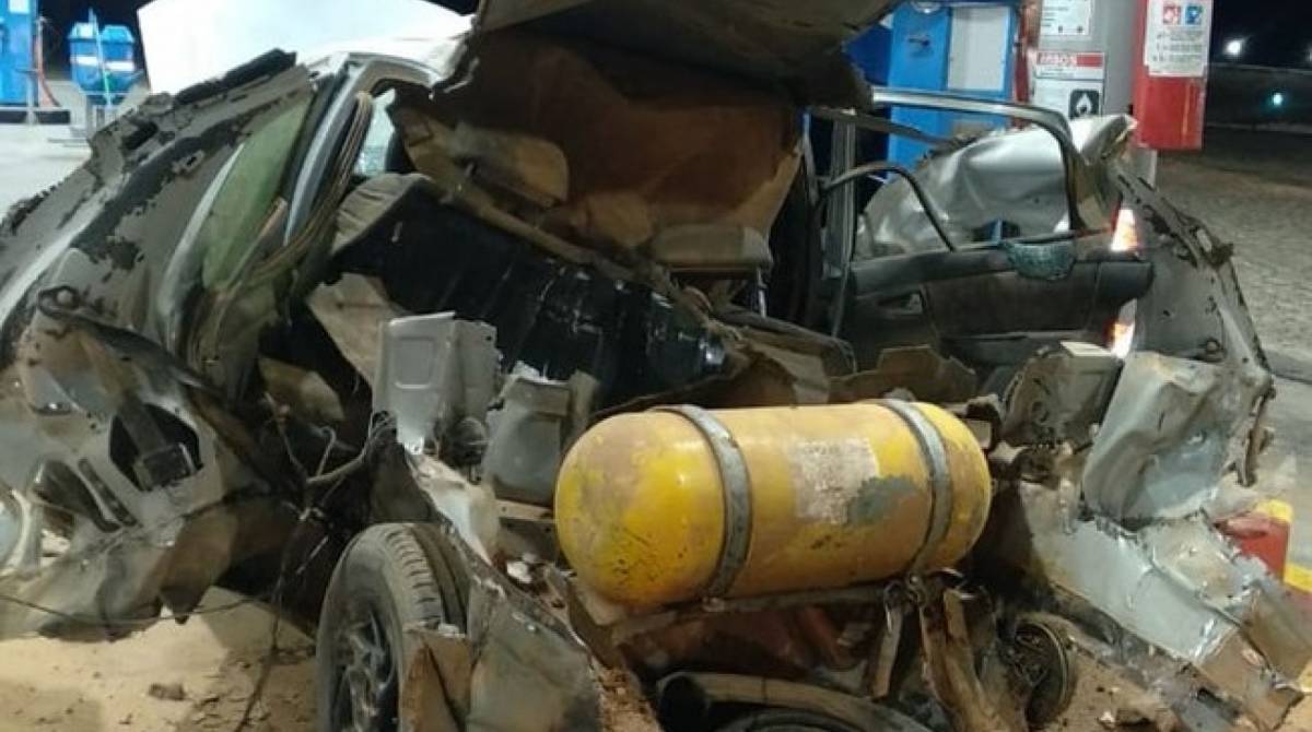 Carro ficou destruído - Reprodução/Internet