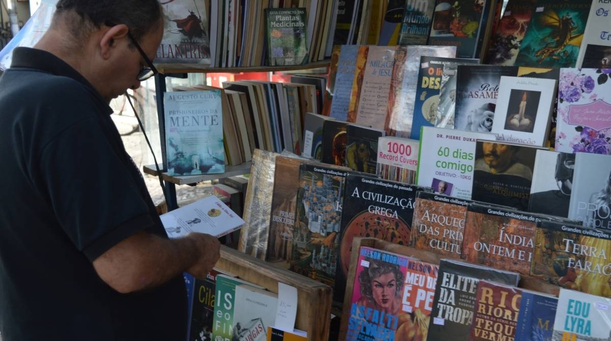 As tendas funcionam das 8h às 17h e tem livros de diversos gêneros