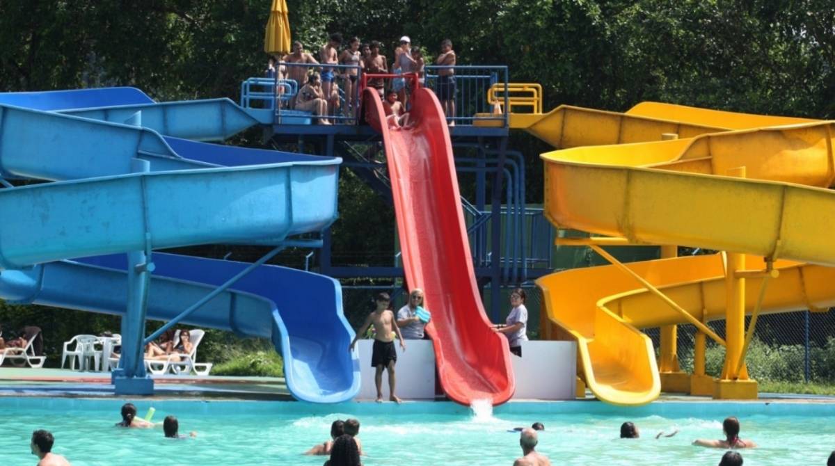 Anexo à Ilha São João, o Parque Aquático Municipal conta com três piscinas, sendo uma para lazer, uma olímpica e uma infantil - Divulgação