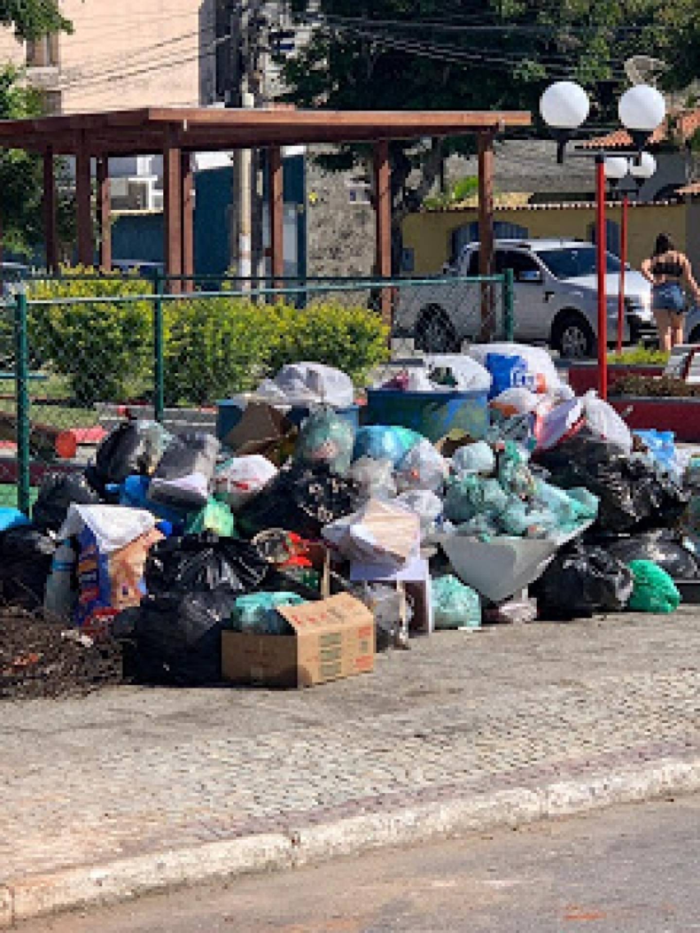 Atraso no pagamento provocou greve dos funcionários da companhia de limpeza 