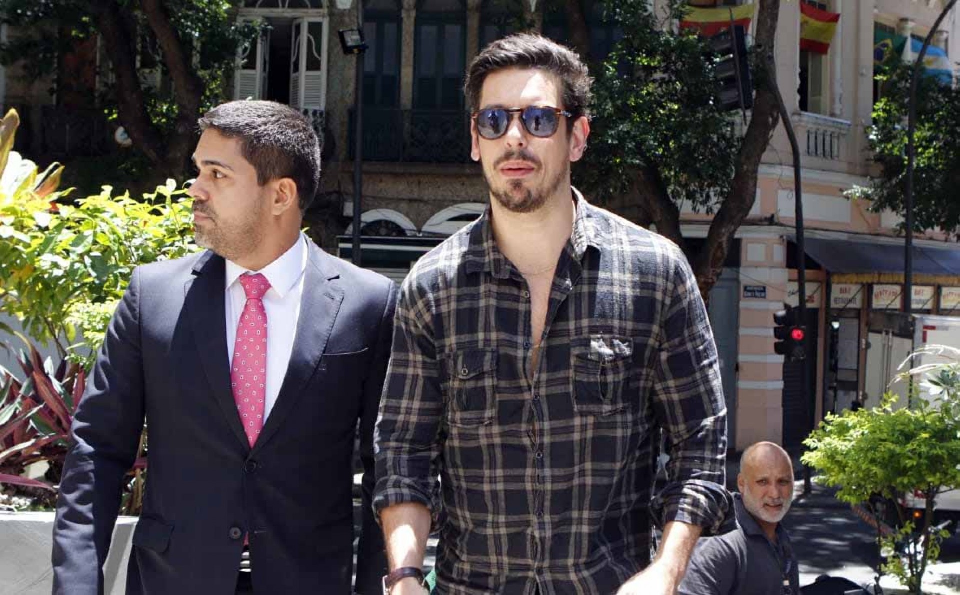 João Vicente de Castro chega com advogado para depoimento na sede da Polícia Civil - Reginaldo Pimenta / Agência O DIA