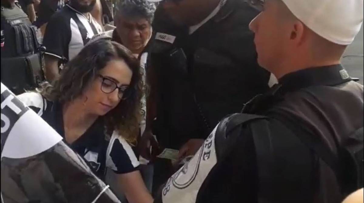 PM apreende bandeira da torcida Botafogo Antifascista

 - Reprodução/Instagram