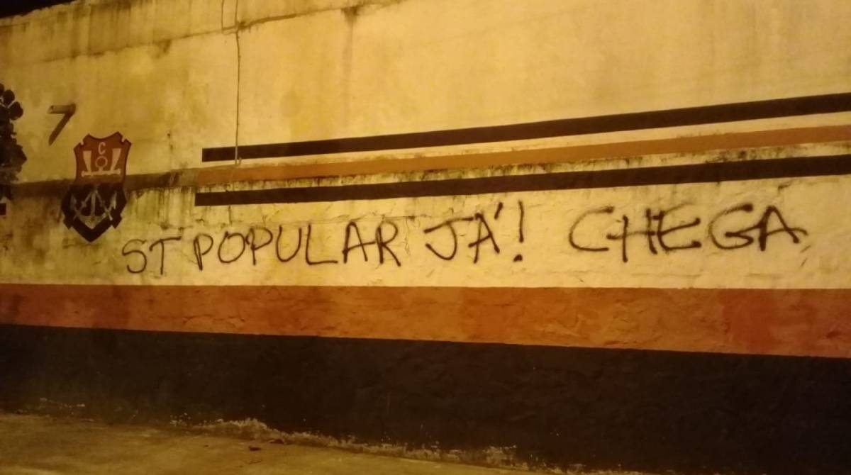 Muro foi alvo de pichações