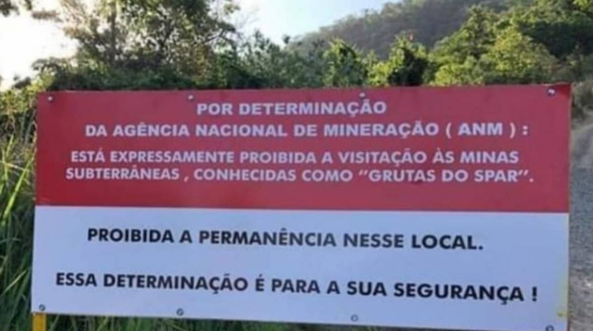 Placa na entrada da trilha pras grutas do spar em Inoã - Fotografia: Mav. Porto  