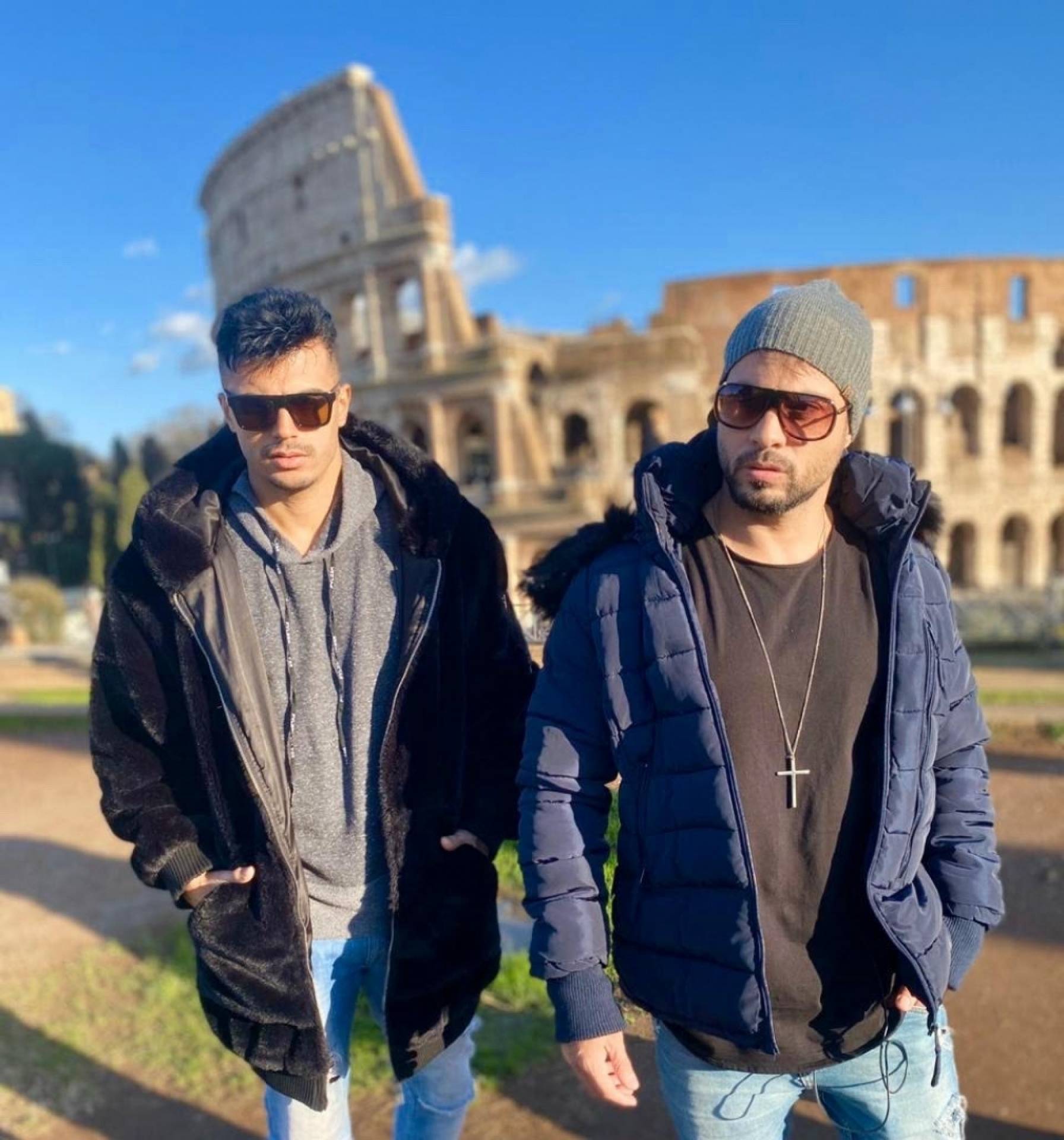 Os modelos Jefferson Abreu (de touca) e Davidson Loiola estão curtindo as férias na Europa. Eles visitaram 12 países