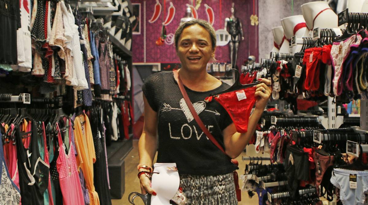 Rio de Janeiro - RJ  - 28/12/2019 - Cores das roupas intimas para o Ano Novo - As pessoas vao as compras de roupas intimas para a passagem do Ano no SAARA, no centro do Rio - Foto Reginaldo Pimenta / Agencia O Dia