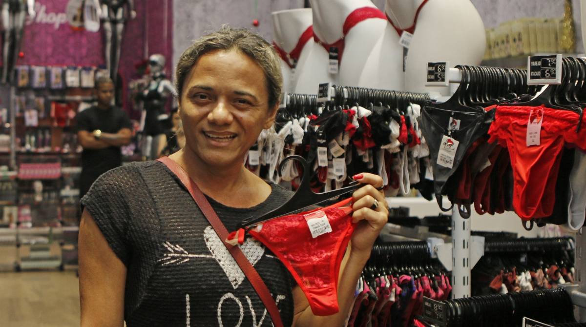 Rio de Janeiro - RJ  - 28/12/2019 - Cores das roupas intimas para o Ano Novo - As pessoas vao as compras de roupas intimas para a passagem do Ano no SAARA, no centro do Rio - Foto Reginaldo Pimenta / Agencia O Dia