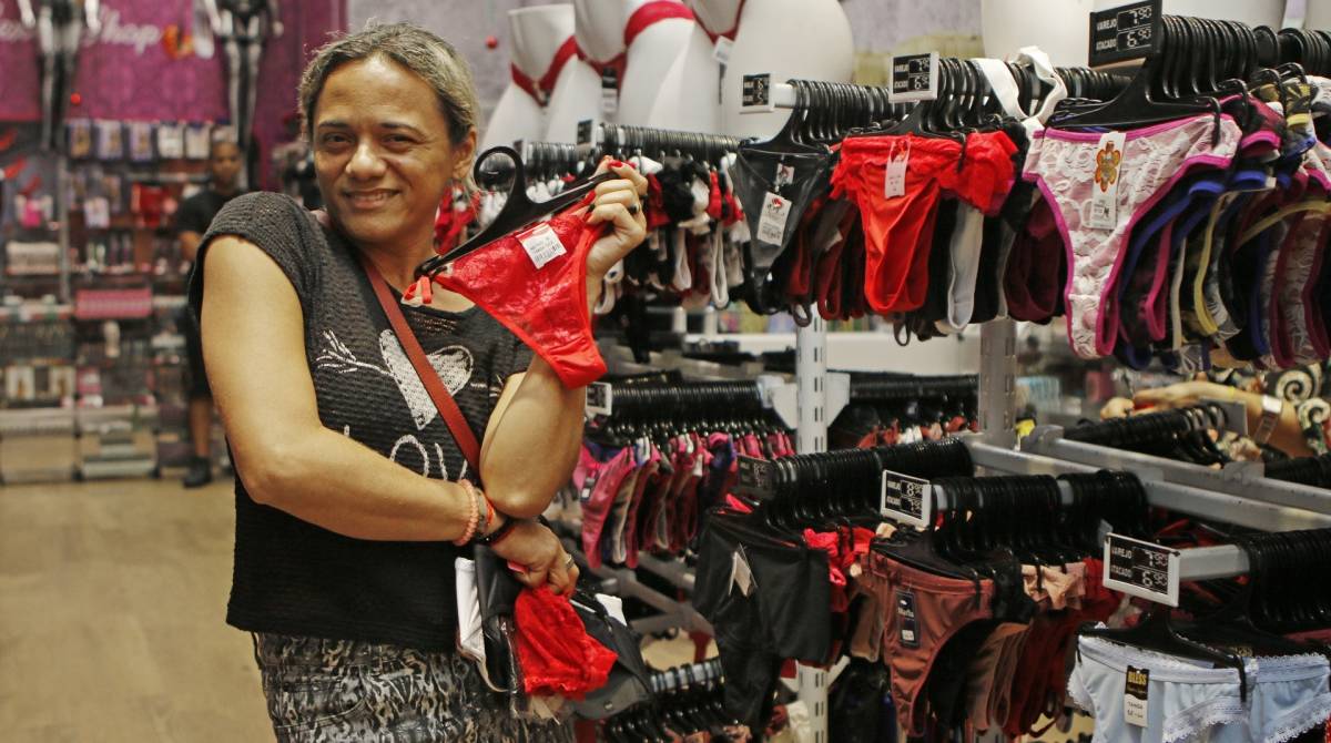 Rio de Janeiro - RJ  - 28/12/2019 - Cores das roupas intimas para o Ano Novo - As pessoas vao as compras de roupas intimas para a passagem do Ano no SAARA, no centro do Rio - Foto Reginaldo Pimenta / Agencia O Dia