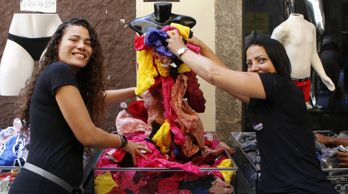 Rio de Janeiro - RJ  - 28/12/2019 - Cores das roupas intimas para o Ano Novo - As pessoas vao as compras de roupas intimas para a passagem do Ano no SAARA, no centro do Rio - Foto Reginaldo Pimenta / Agencia O Dia