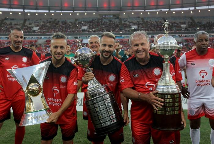Antes do 'Jogo das Estrelas', Zico, Everton Ribeiro e Rafinha levantam trof&eacute;us conquistados pelo Flamengo