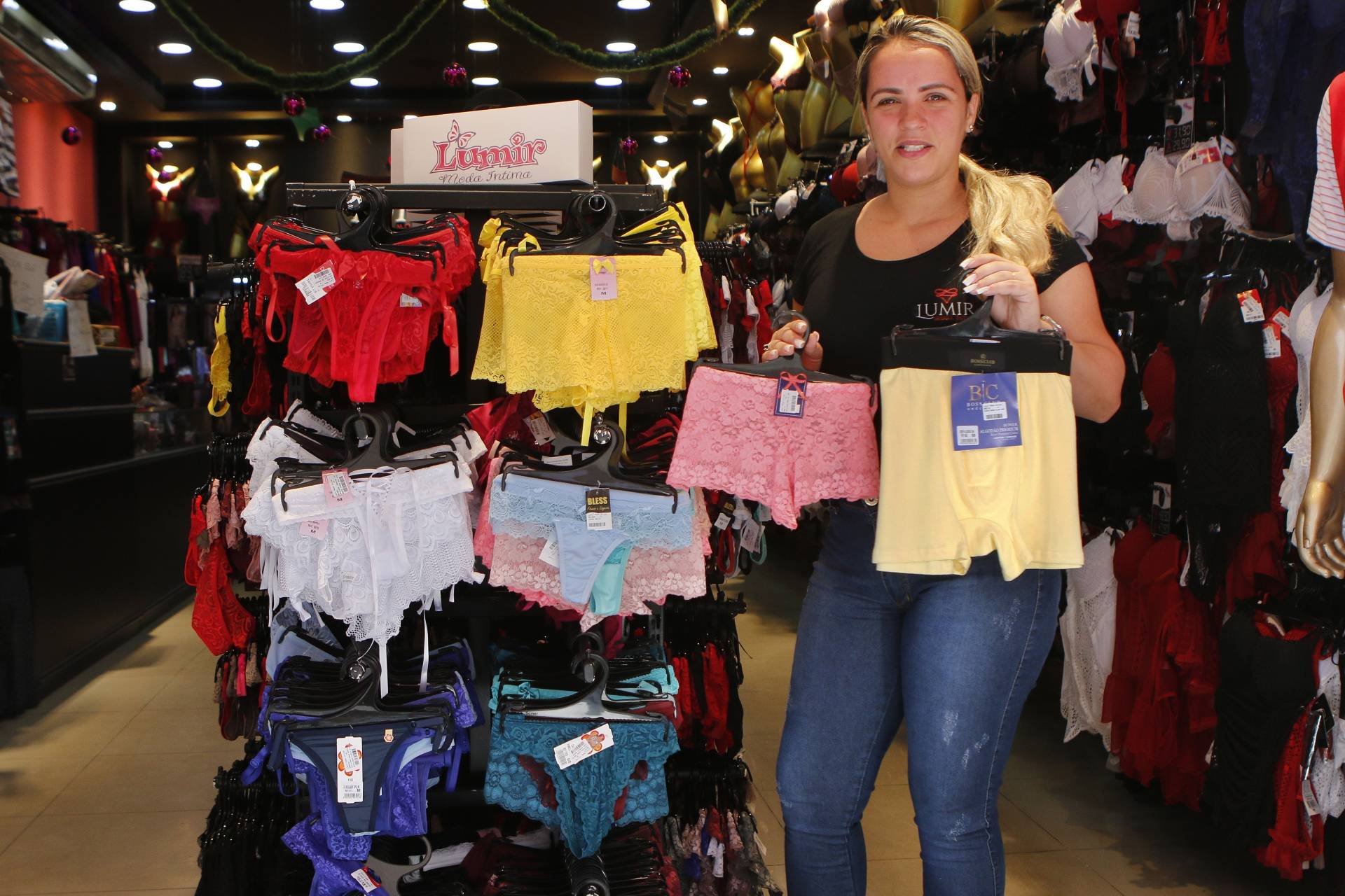 Rio de Janeiro - RJ  - 28/12/2019 - Cores das roupas intimas para o Ano Novo - As pessoas vao as compras de roupas intimas para a passagem do Ano no SAARA, no centro do Rio - Foto Reginaldo Pimenta / Agencia O Dia
