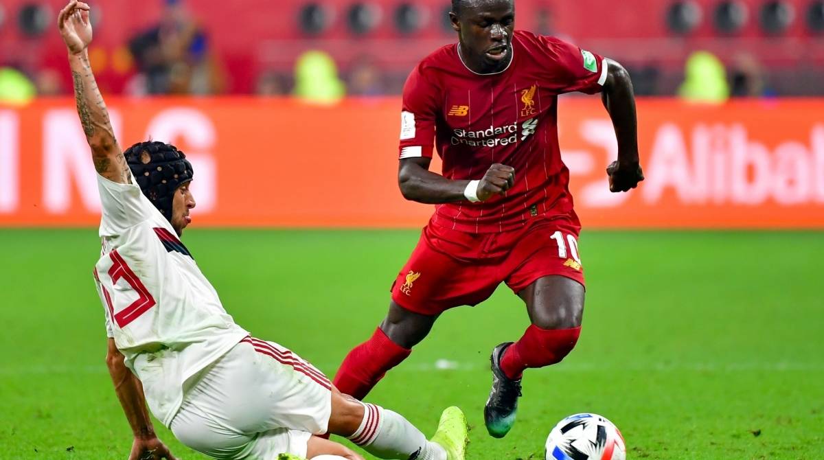 Liverpool's Senegalese striker Sadio Mane (R) dribbles past Flamengo's defender Rafinha during the 2019 FIFA Club World Cup Final football match between England's Liverpool and Brazil's Flamengo at the Khalifa International Stadium in the Qatari capital Doha on December 21, 2019 - Giuseppe CACACE / AFP