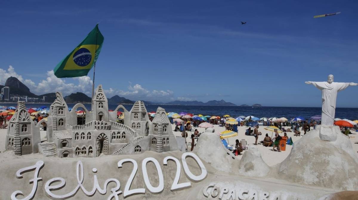 Cariocas e turistas aproveitam ver&atilde;o ensolarado no &uacute;ltimo domingo do ano durante preparativos para o R&eacute;veillon na praia de Copacabana. - Fernando Frazão/Agência Brasil