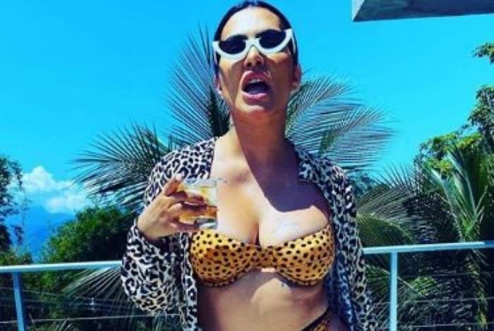 Cleo sensualiza em fotos de biquíni: 'Espessura Real'