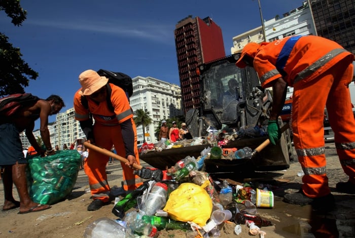 Comlurb recolhe 762 toneladas de resíduos em toda a cidade, 351 delas somente em Copacabana
