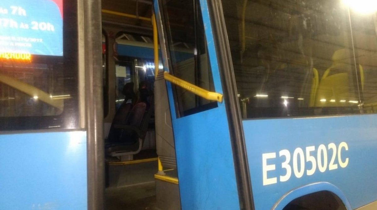r&ecirc;s &ocirc;nibus do corredor expresso foram destru&iacute;dos, de acordo com o cons&oacute;rcio, prejudicando a circula&ccedil;&atilde;o - Divulga&ccedil;&atilde;o