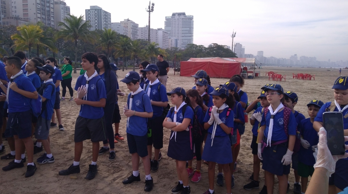 Vitor e Alice entre as crianças do grupo de escotismo
- Divulgação