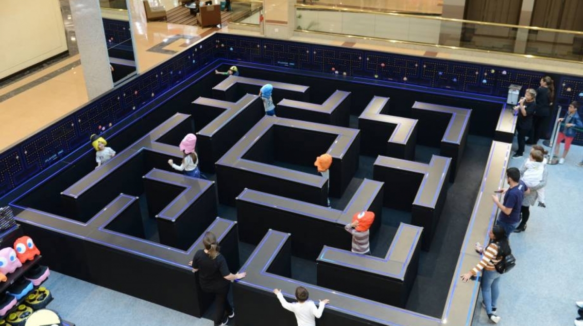 As crianças poderão entrar no labirinto e brincar como se estivessem dentro do jogo