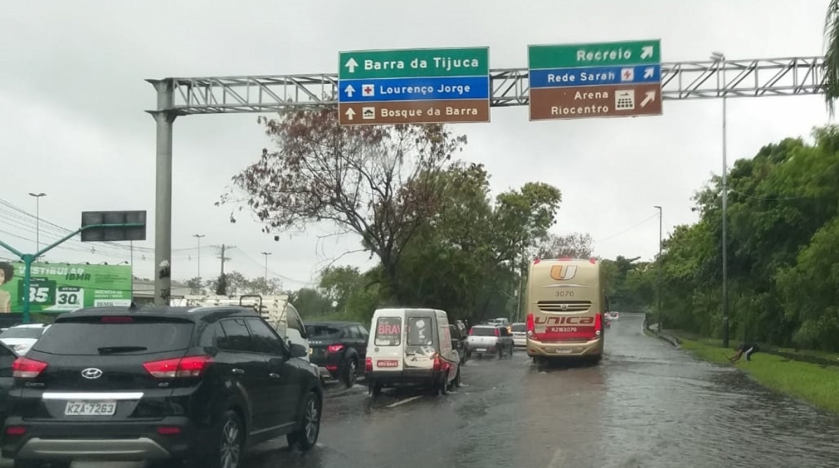 Bolsões d'água foram registrados em várias partes da cidade, como na Avenida Ayrton Senna, na altura de Gardênia Azul (no alto), e em Campo Grande (ao lado) 