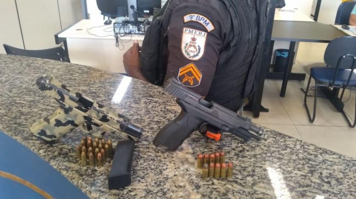 Pistolas apreendidas com milicianos presos por extorsão em Cascadura - Divulgação 