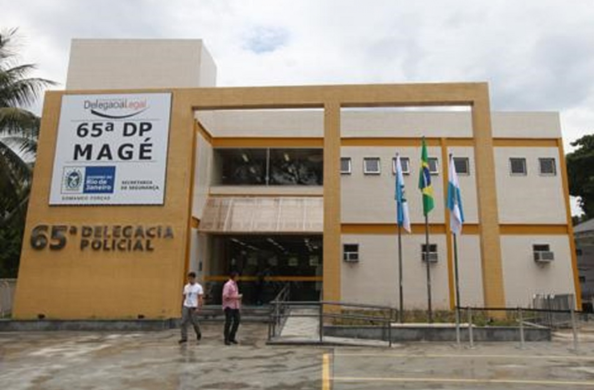 Homem atira em ex-companheiro da mulher na Baixada; vítima está em estado grave