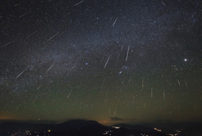 Estrelas cadentes podem ser vistas a olho nu quando o céu está limpo