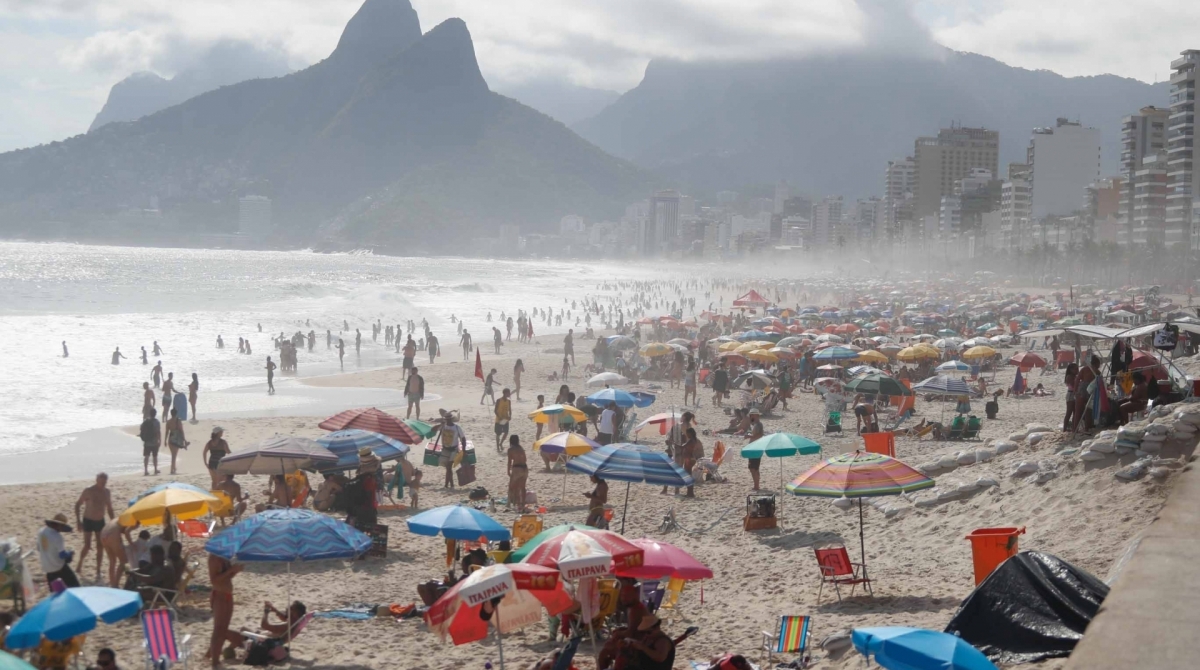 Com o mormaço, o movimento foi grande na orla, como no Arpoador - Gilvan de Souza / Agencia O Dia