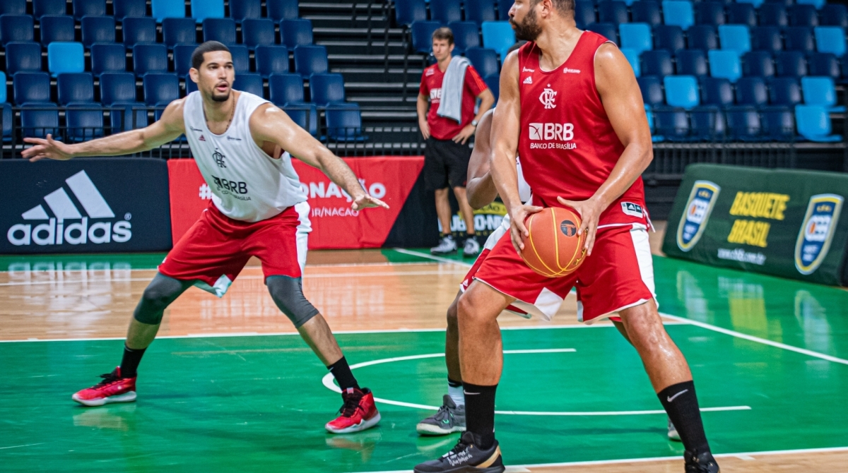 Olivinha (D) está em sua 15ª temporada no basquete do Flamengo, contando três passagens - Paula Reis / Flamengo