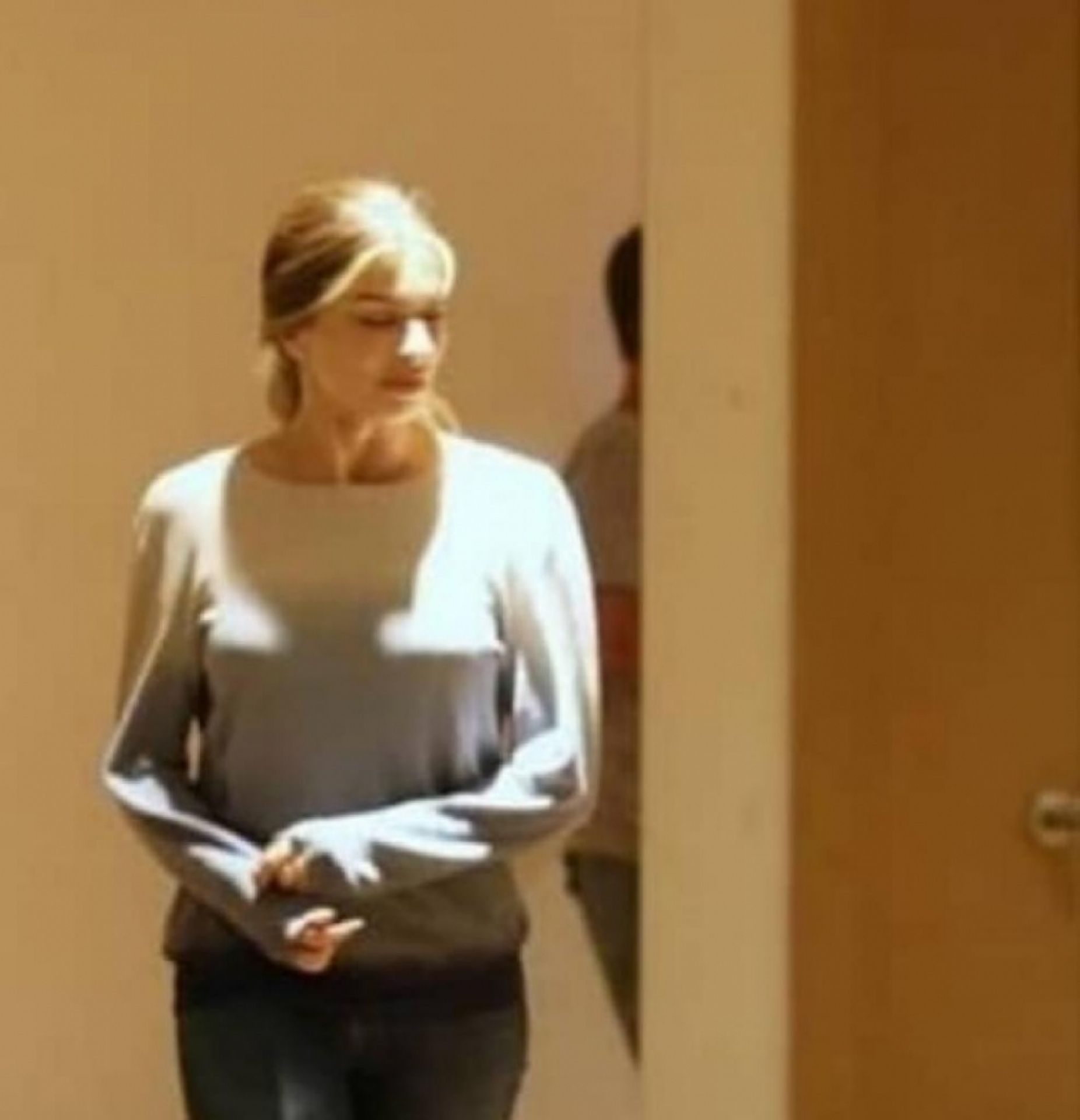 Grazi Massafera esconde as mãos em passeio no shopping - AgNews
