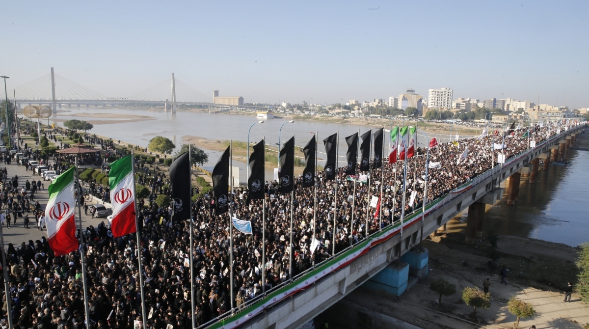 Milhares iranianos acompanharam a chegada do corpo de Suleimani  - AFP
