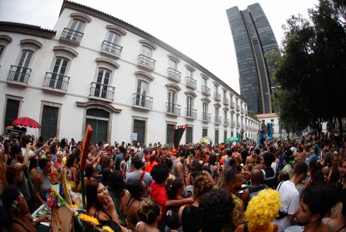 Foliona relata ter sido v&iacute;tima de 'boa-noite cinderela' durante bloco de Carnaval no Rio