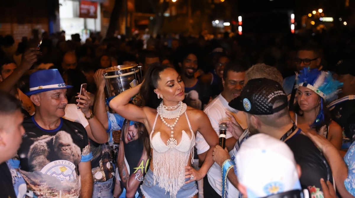 Sabrina Sato no ensaio de rua da Unidos de  Vila Isabel - Ag. News