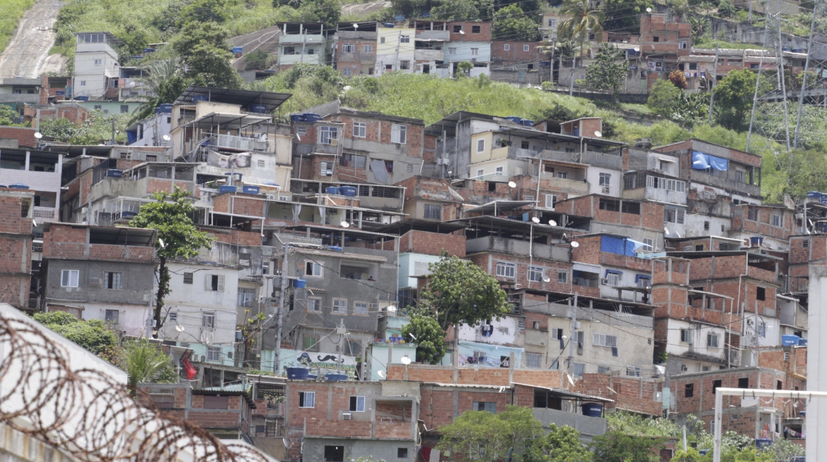 Morro localizado no Andaraí é controlado pelo Terceiro Comando Puro (TCP). Moradores denunciam parceria entre traficantes e milicianos - Whatsapp o dia