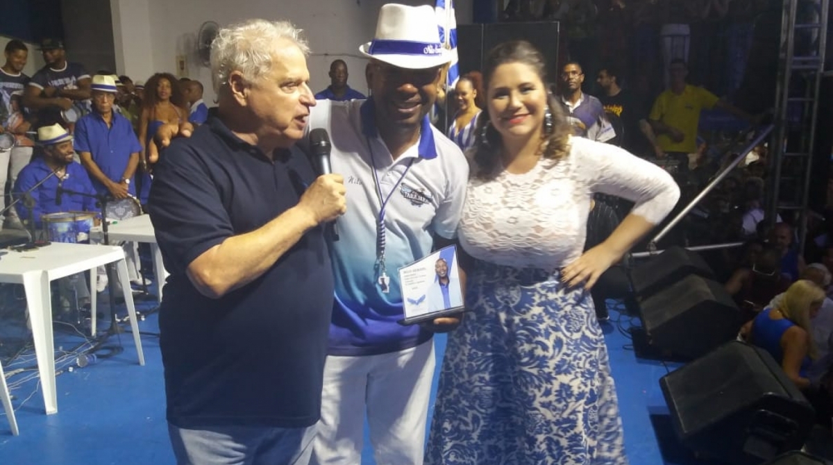 Nilo Sérgio posa entre a cantora Maria Rita e o presidente Luis Carlos Magalhães - Divulgação