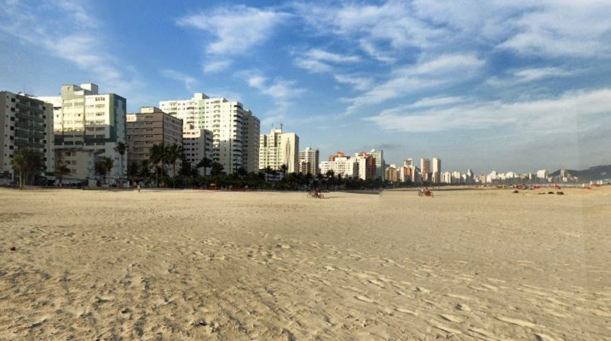 Segundo a prefeitura do município, o homem estava deitado em meio a sacos de lixo e não foi visto pelo funcionário da administração municipal que operava o equipamento - Reprodução/ Google Street View