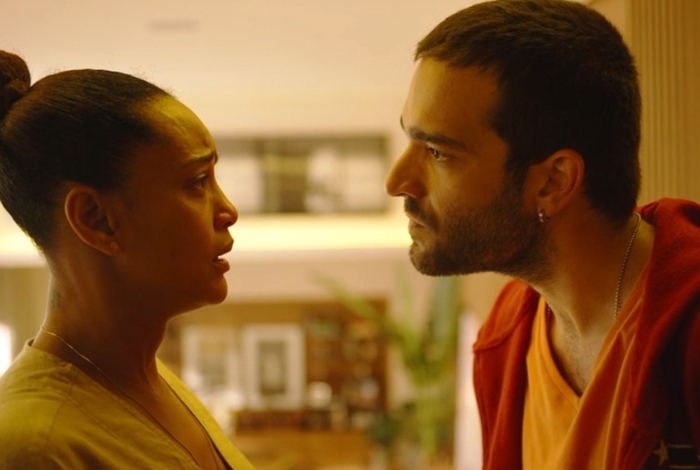Sandro (Humberto Carrão) e Vitória (Taís Araujo) em 'Amor de Mãe' - TV Globo