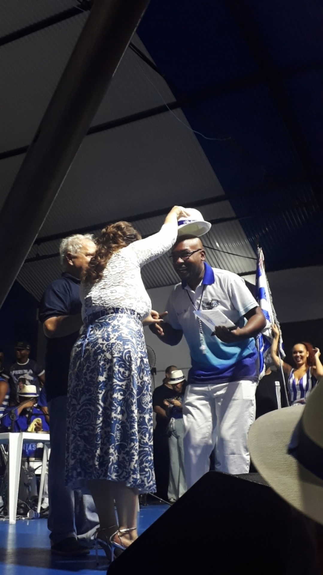 Nilo Sérgio recebe chapéu personalizado das mãos de Maria Rita