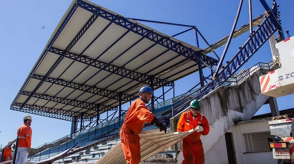 Desabamento telhado da arquibancada do estádio Cláudio Moacyr de Azevedo. Macaé/RJ. Data: 07/01/2020. Foto: Rui Porto Filho
