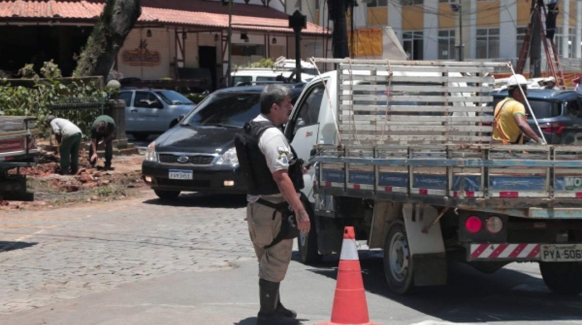 Na Rua 13 de Maio, no Centro, equipes da Comdep trabalharam até 03h da madrugada desta terça-feira - Divulgação/Prefeitura de Petrópolis
