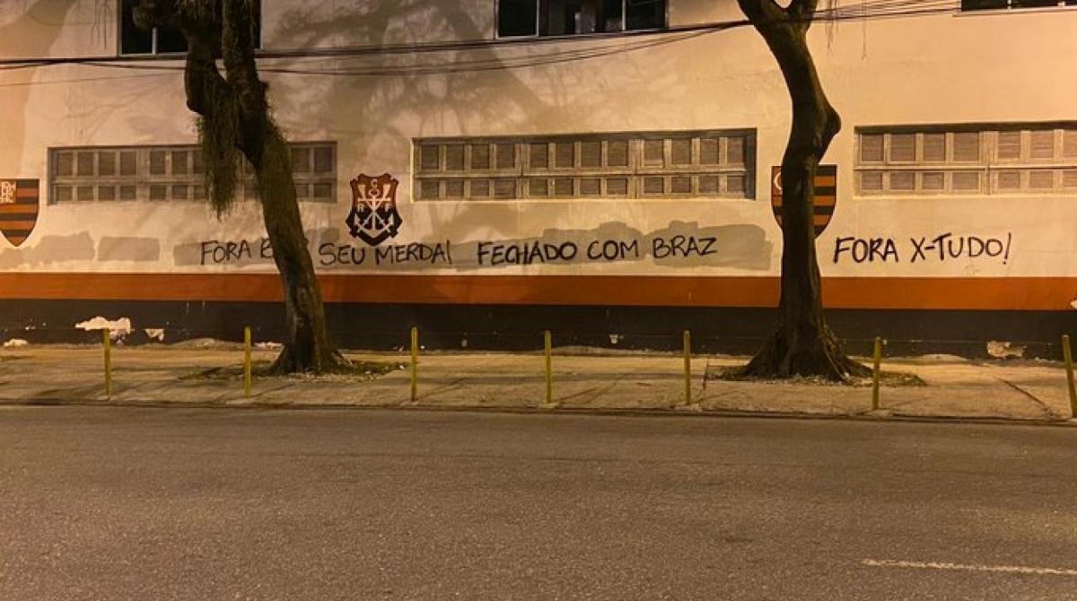 Muros da G&aacute;vea foram pichados em apoio a Braz e criticando Bap - Venê Casagrande / O Dia