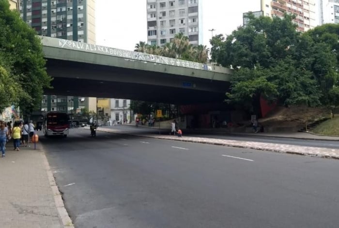 Homem caiu do Viaduto JosÃ© Loureiro da Silva, no centro de Porto Alegre