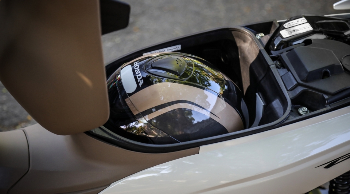 Compartimento abaixo do assento comporta até um capacete 