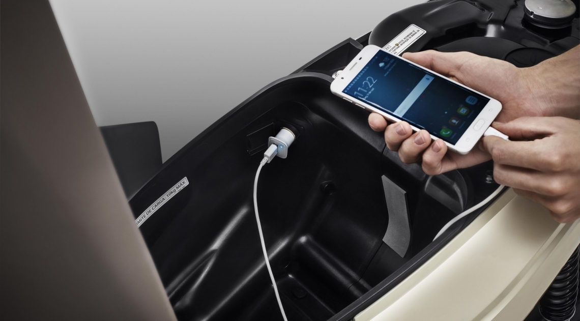 Porta-objetos abaixo do assento conta com tomada 12V para carregamento de smartphones