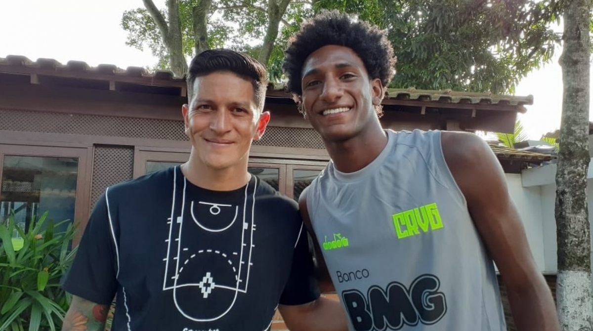 O argentino Germán Cano posa ao lado da joia Talles Magno - Carlos Gregório Jr / Divulgação / Vasco