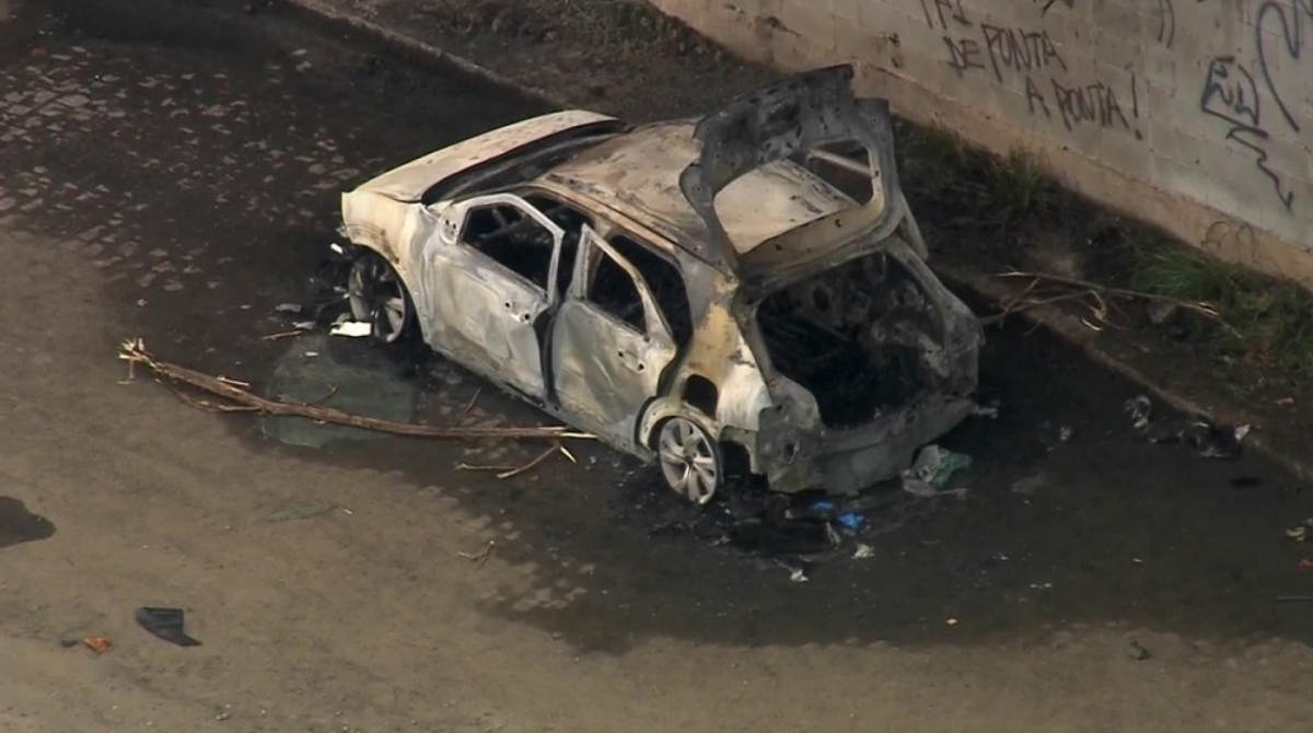 Corpos carbonizados foram achados dentro de carro incendiado na Avenida Brasil - Reprodução TV Globo